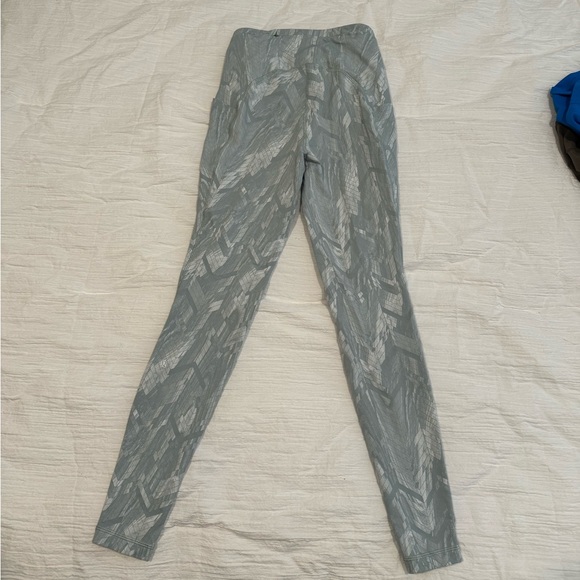 Lululemon reverberate chevron legging size 6 - Picture 4 of 5